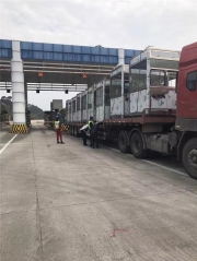 準(zhǔn)備卸車的高速路收費(fèi)崗?fù)? onload=