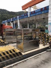 某個(gè)高速路收費(fèi)崗?fù)? onload=