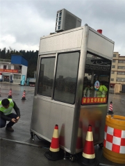 某路口的高速路收費(fèi)崗?fù)? onload=